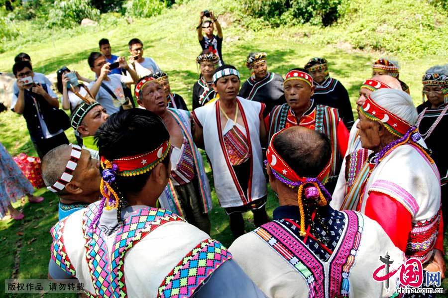 布农族人有着丰富的想象力，在他们的文化体系中小米有灵魂、有五官、可移动，因此对它特别敬重。亦有父粟与子粟之分。父粟有五个耳朵，管理子粟的成长（粟：小米）。