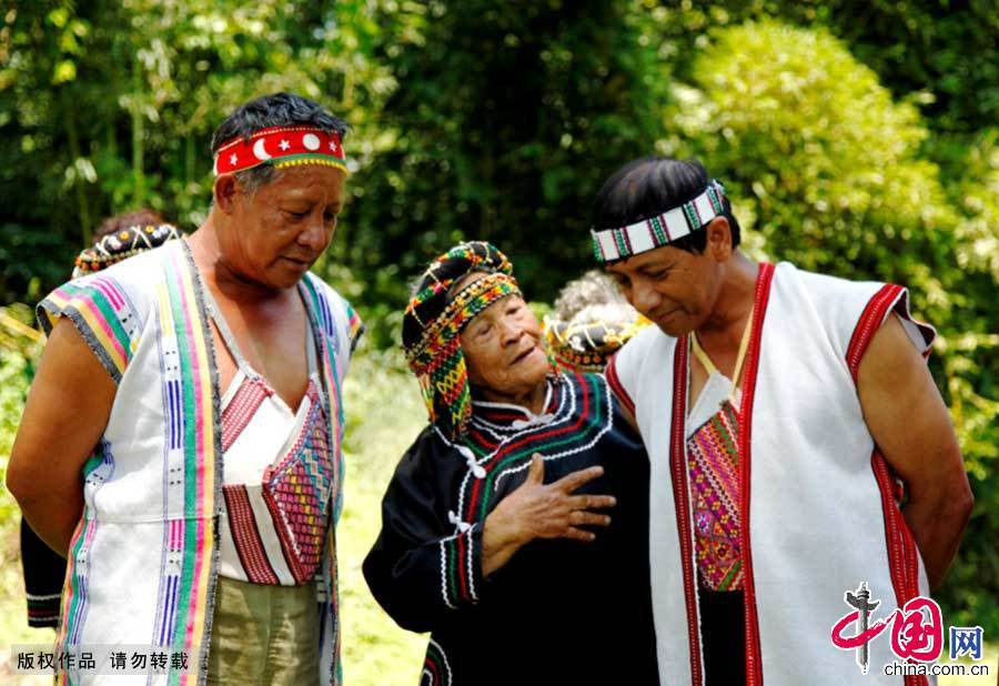 布农族人有着丰富的想象力，在他们的文化体系中小米有灵魂、有五官、可移动，因此对它特别敬重。亦有父粟与子粟之分。父粟有五个耳朵，管理子粟的成长（粟：小米）。