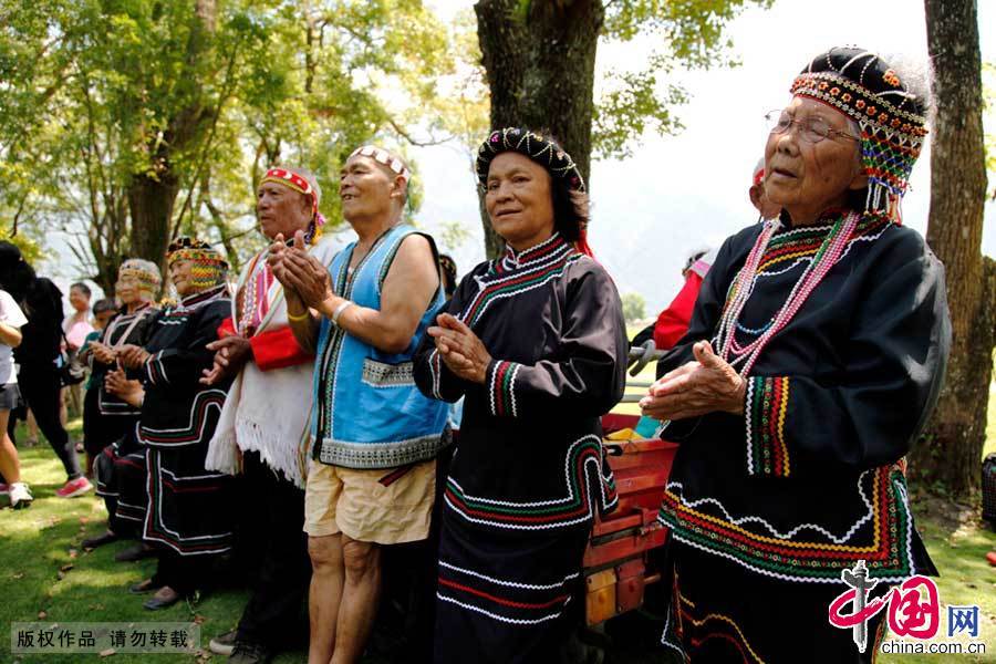 布农族人有着丰富的想象力，在他们的文化体系中小米有灵魂、有五官、可移动，因此对它特别敬重。亦有父粟与子粟之分。父粟有五个耳朵，管理子粟的成长（粟：小米）。