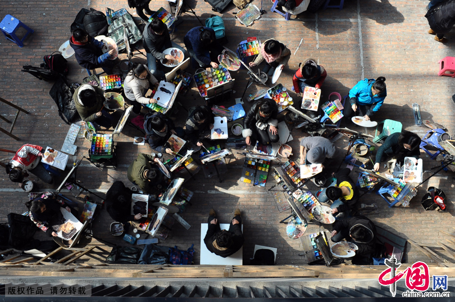 3月2日，上午八点半到十一点，是美院招考的首场色彩考试。记者走进考场，看见基本上十几名考生围绕着一名真人模特。考生们在画作上用各种色彩描绘出自己理解的“男青年”和“女青年”。