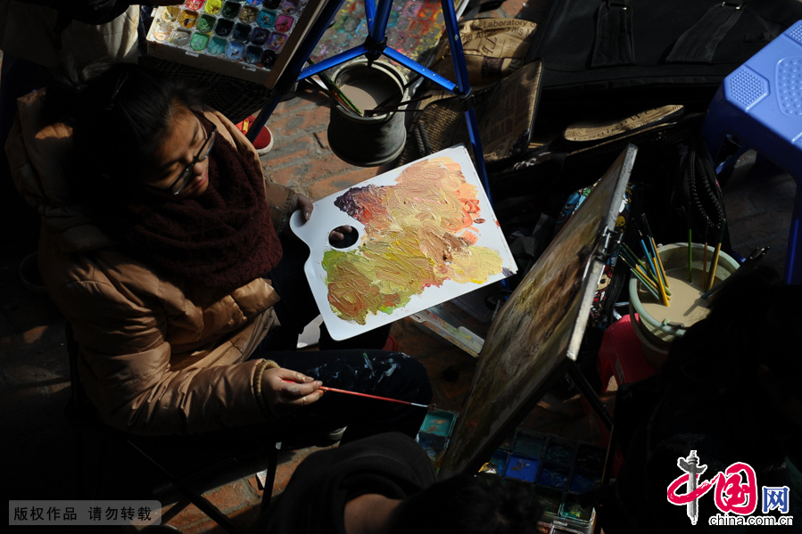 正在紧张考试的考生。