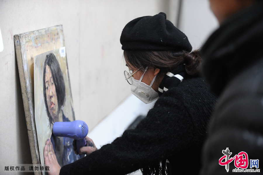 在艺考生眼里，吹风机俨然成为一样不可缺少的考试工具。