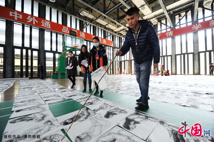 年所有考卷加起来多达17.4万张,重达几十吨,每天的阅卷工作分别在几个大场馆里举行,原来的“最大考场”---体育馆也无不例外的成为“最大阅卷场”。