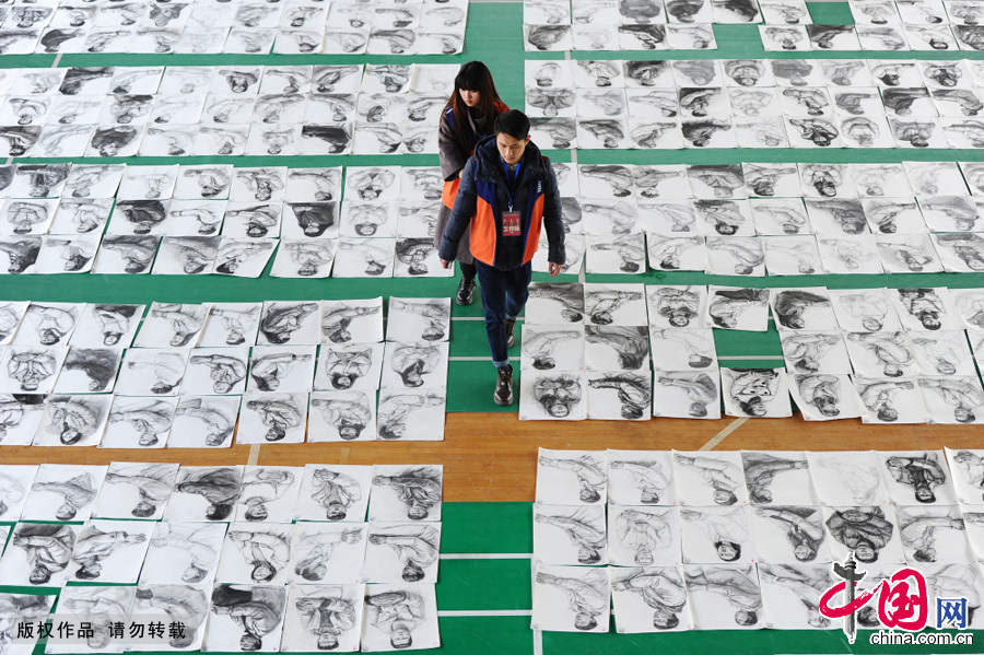 般来说,阅卷工作按照素描、速写、色彩三个考试科目进行评分,分为初评、复评分档、复评细分三个轮次,在三个轮次中又各有三个交叉小轮次,共进行六轮的评阅过程。