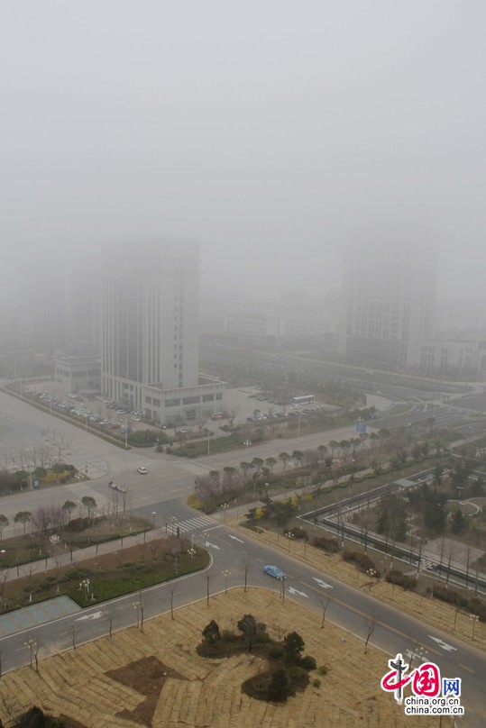 3月31日，在连云港市赣榆区14层高楼上拍的被浓雾笼罩的新城（中国网图片库供图 拍摄/邵世新）