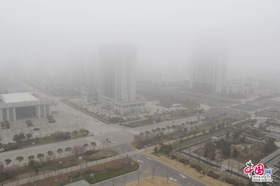 3月31日，在连云港市赣榆区14层高楼上拍的被浓雾笼罩的新城（中国网图片库供图 拍摄/邵世新）