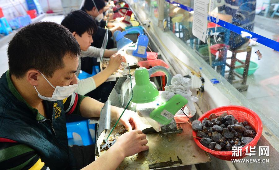 （城乡热点）（2）“疯狂”的琥珀——价格疯涨 造假乱象丛生