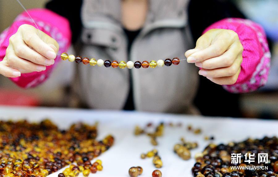 （城乡热点）（3）“疯狂”的琥珀——价格疯涨 造假乱象丛生