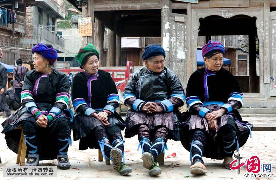 侗族是一个爱美、善于创造美，富有浪漫诗情的民族。侗族 少数民族 织布 银饰 项链 民族服饰 116596