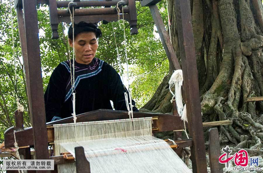 侗族是一个爱美、善于创造美，富有浪漫诗情的民族。侗族 少数民族 织布 银饰 项链 民族服饰 116596