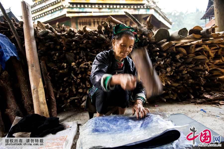 侗族是一个爱美、善于创造美,富有浪漫诗情的民族。侗族 少数民族 织布 银饰 项链 民族服饰 116596