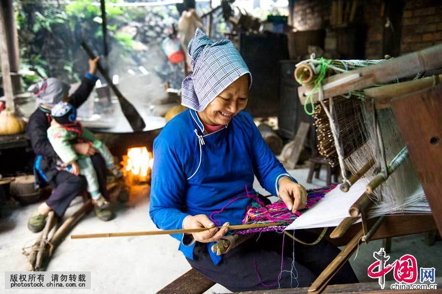 侗族是一个爱美、善于创造美，富有浪漫诗情的民族。侗族 少数民族 织布 银饰 项链 民族服饰 116596