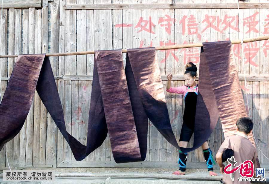 侗族是一个爱美、善于创造美，富有浪漫诗情的民族。侗族 少数民族 织布 银饰 项链 民族服饰 116596