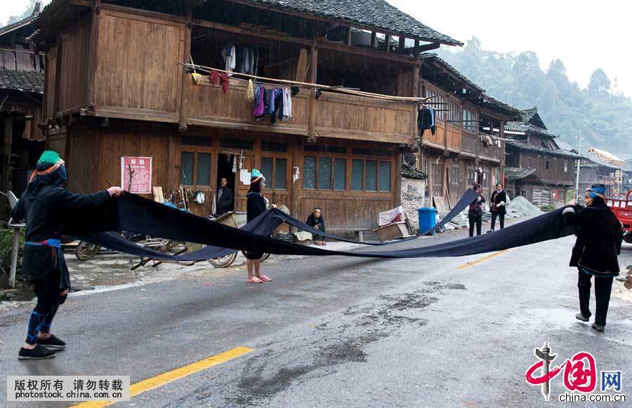 侗族是一个爱美、善于创造美，富有浪漫诗情的民族。侗族 少数民族 织布 银饰 项链 民族服饰 116596