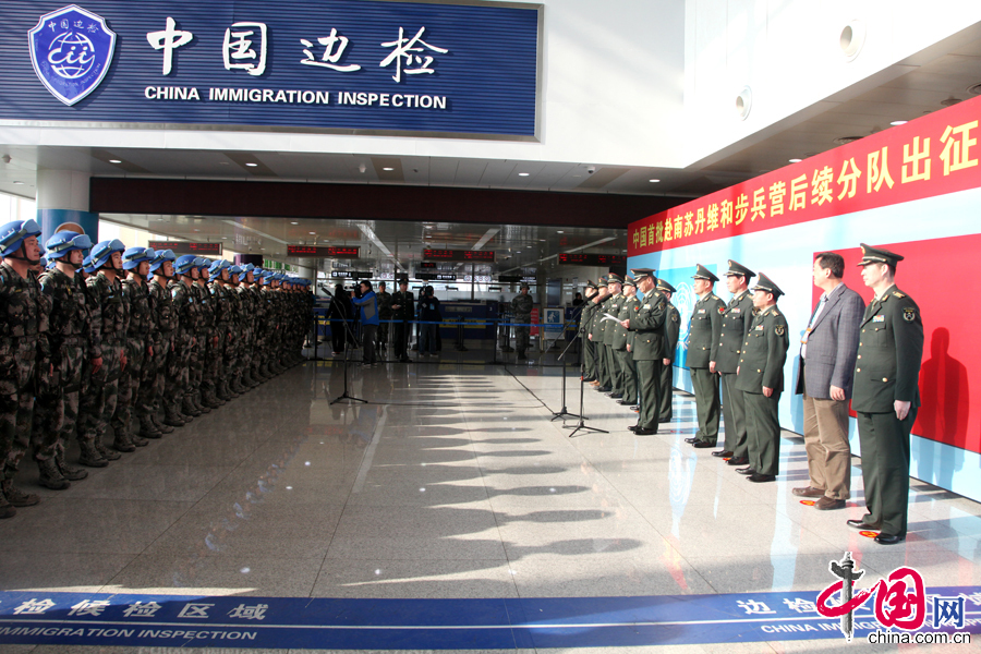 4月7日，中国首批赴南苏丹维和步兵营后续分队出征仪式现场，图为26集团军副军长孙永富宣读出征命令。中国网李佳摄影