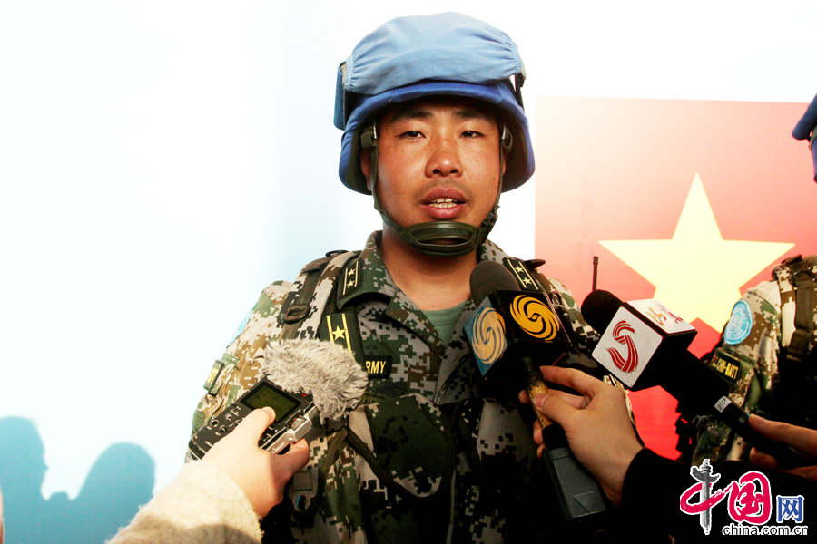 4月7日，维和步兵营副营长杨钊接受记者采访。 中国网记者 李佳摄影