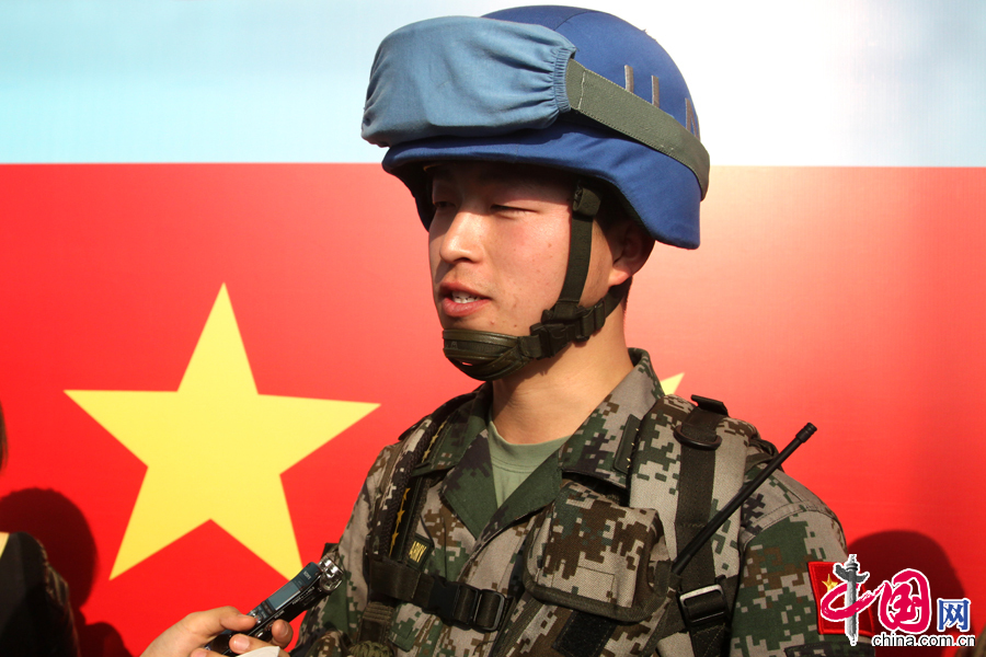 4月7日，步兵营三连副连长、上尉王熙亮接受记者采访。 中国网记者 李佳摄影