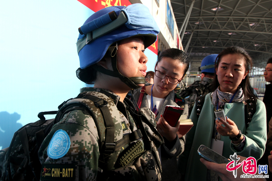 4月7日，步兵营女兵班班长、中尉王珮接受记者采访。 中国网记者 李佳摄影