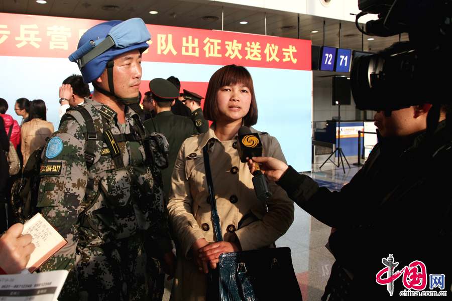 4月7日，步兵营三连连长、少校张勇（左）和妻子吴水情（右）接受记者采访。 中国网记者 李佳摄影
