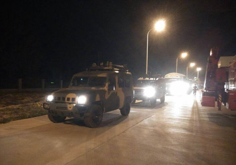 2015年4月6日晚19时左右,位于福建漳州的古雷PX项目突然发生爆炸。解放军第31集团军防化部队某师防化营接到救援请求后,紧急出动118人,动用核爆探测车、防化侦察车、防化化验车、洗消车等25台车辆,携带侦毒器、侦毒管、辐射仪等500余套侦毒设备,以及防毒服、防毒面具等200余套防护器材,火速赶往现场救援。