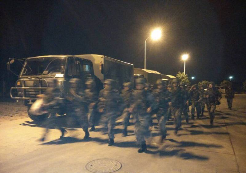 图为解放军防化营出动救灾奔赴现场。