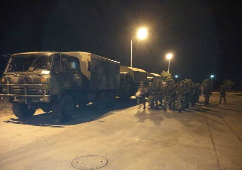 图为解放军防化营出动救灾奔赴现场。