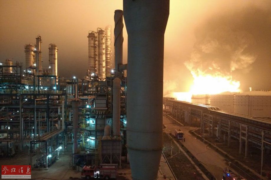 4月6日夜，消防人员在爆炸事故现场救援（手机拍摄）。据福建省安监局消息，4月6日18时56分许，漳州市古雷腾龙芳烃二甲苯装置发生漏油起火事故，已致6人受伤，其中5人被玻璃刮伤，已送医院救治。新华社发