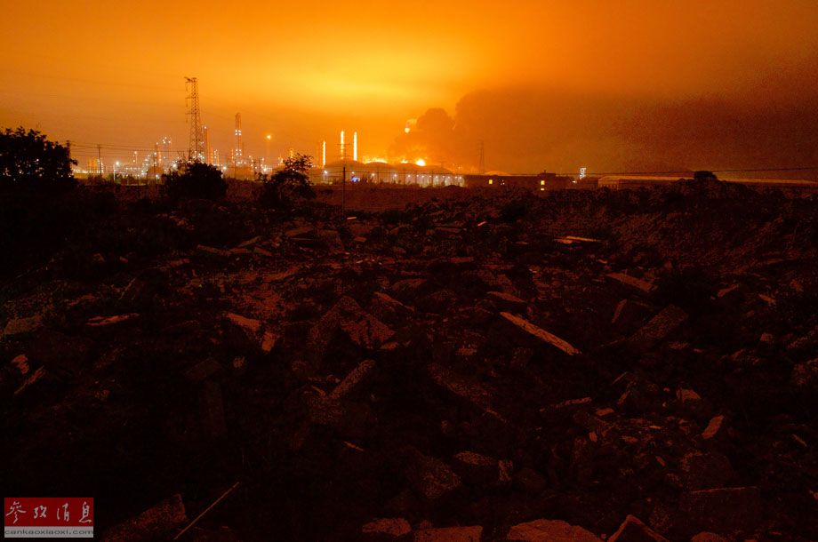 这是4月7日3时55分从一处拆迁工地拍摄的事故现场。据福建省安监局消息，4月6日18时56分许，漳州市古雷腾龙芳烃二甲苯装置发生漏油起火事故，已致6人受伤，其中5人被玻璃刮伤，已送医院救治。新华社记者姜克红摄 