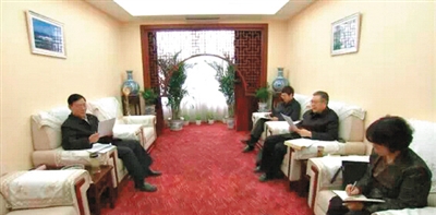 在一间小会客室内，巡视组成员和石景山区委书记牛青山分坐两侧靠墙的沙发上，组长通报情况。