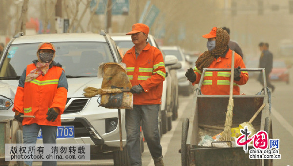 中国北方11省市区遭遇沙尘 呼伦贝尔火险等级高