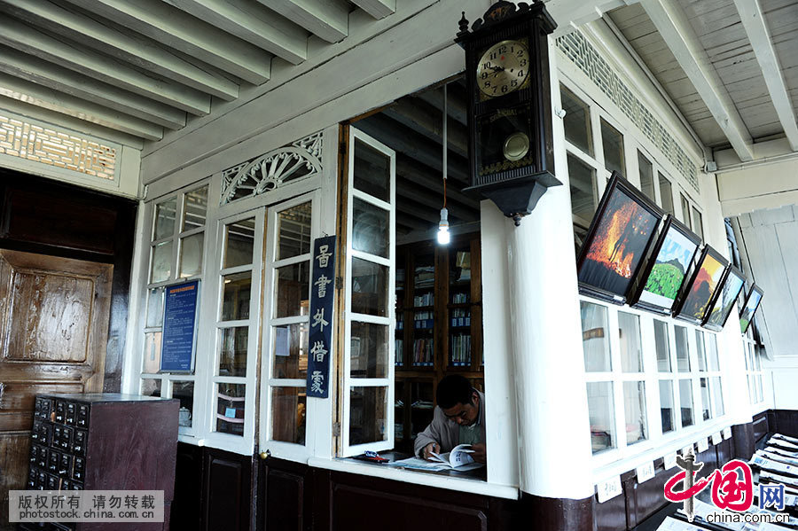  和顺图书馆为中国最大的乡村图书馆之一，于1924年由华侨集资兴办，为中国传统的楼房建筑，前置花园，美观素雅，图书馆中藏书万余册，其中尤以许多古籍最为珍贵。 中国网图片库 董年龙/摄