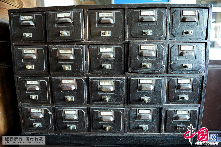  和顺图书馆为中国最大的乡村图书馆之一，于1924年由华侨集资兴办，为中国传统的楼房建筑，前置花园，美观素雅，图书馆中藏书万余册，其中尤以许多古籍最为珍贵。 中国网图片库 董年龙/摄