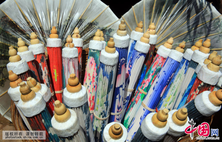 作为经久耐用的中国传统雨具，油纸伞在我国使用历史已经1000多年。