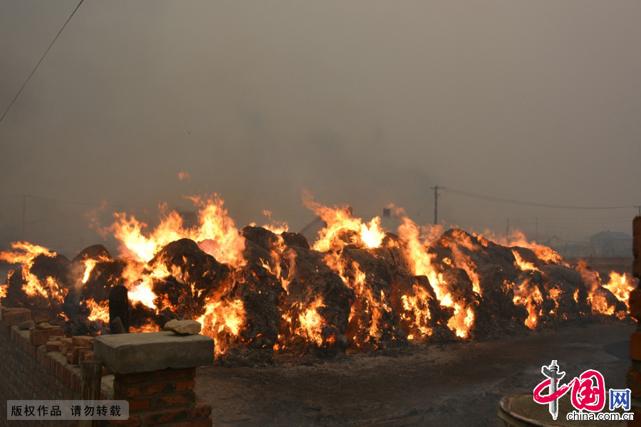 2015年4月13日，额尔古纳市黑山头镇火灾现场，牧民存储的草垛多大火烧毁。中国网图片库