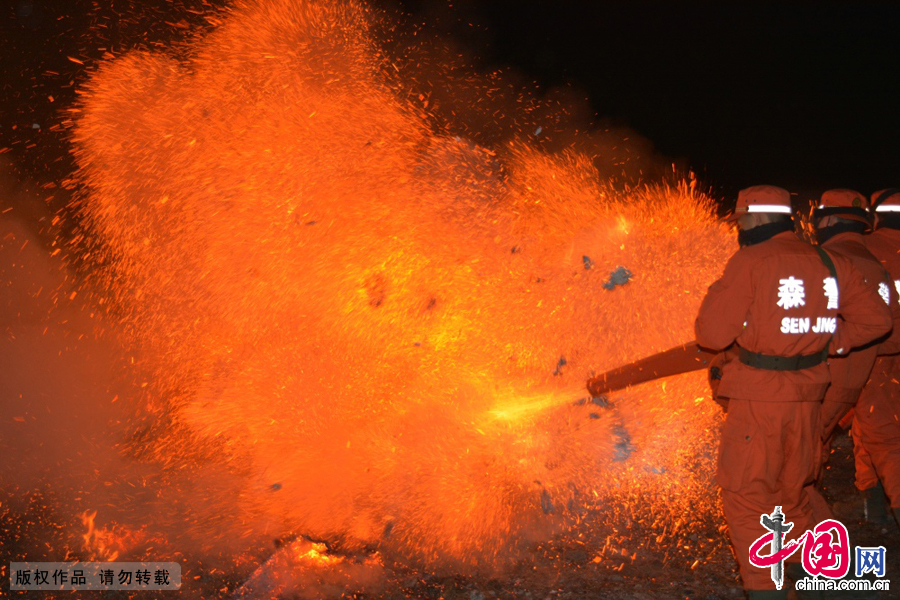 2015年4月13日晚22时，额尔古纳市黑山头镇火灾现场，森警官兵正在奋力灭火。中国网图片库