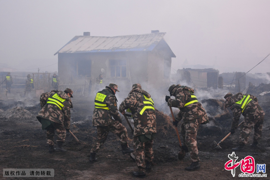 2015年4月14日凌晨，额尔古纳市黑山头镇火灾现场，内蒙古边防官兵正在扑灭明火。中国网图片库