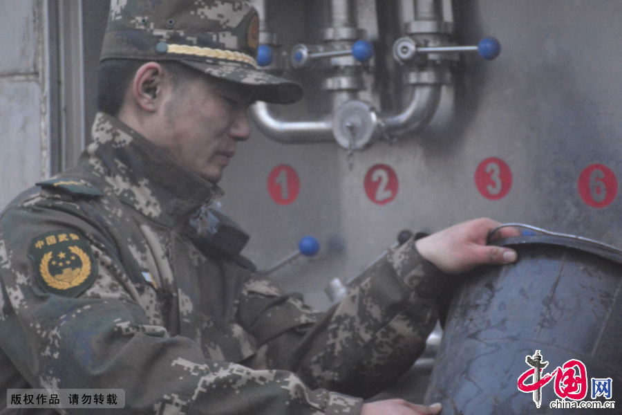 2015年4月14日19时，额尔古纳市黑山头镇火灾现场，一名边防官兵脸被大火熏黑，依然坚持在救火一线。中国网图片库