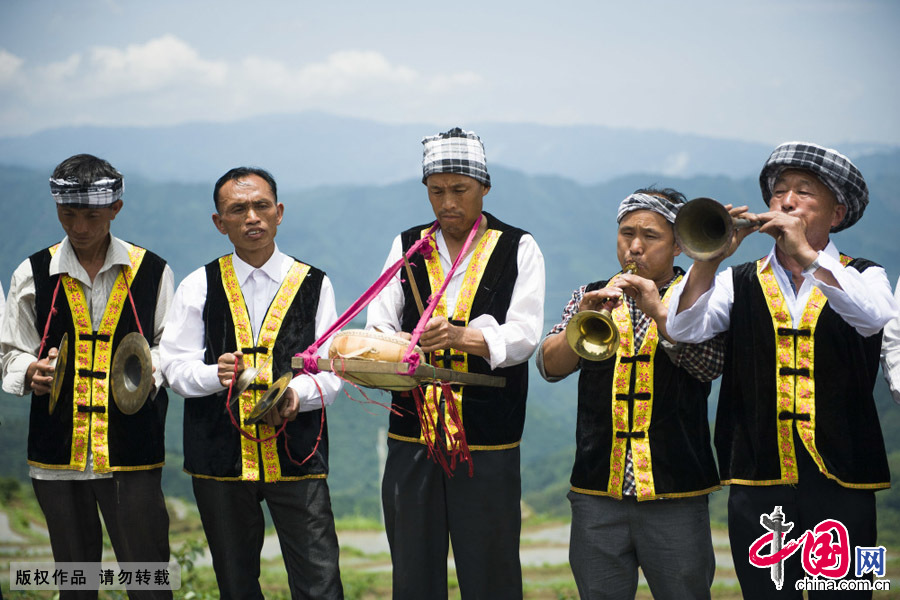 瑶男子的传统民族服饰也亦多姿多彩。中国网图片库 尹忠摄 