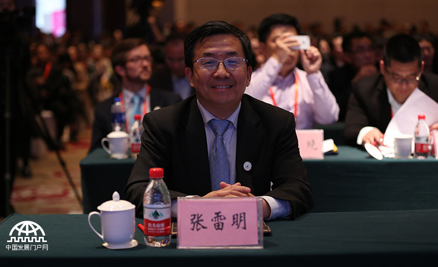 图为河南省商务厅副厅长张雷明出席电子商务高层发展论坛。