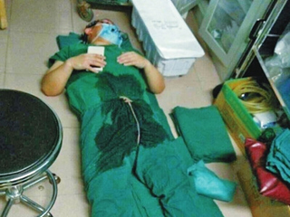 医生连续做手术23小时 仅就地休息几分钟_中国