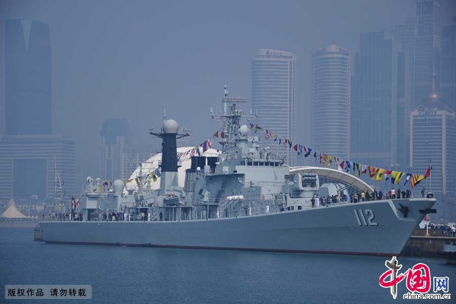 北海舰队舰艇开放日 青岛市民登哈尔滨舰参观