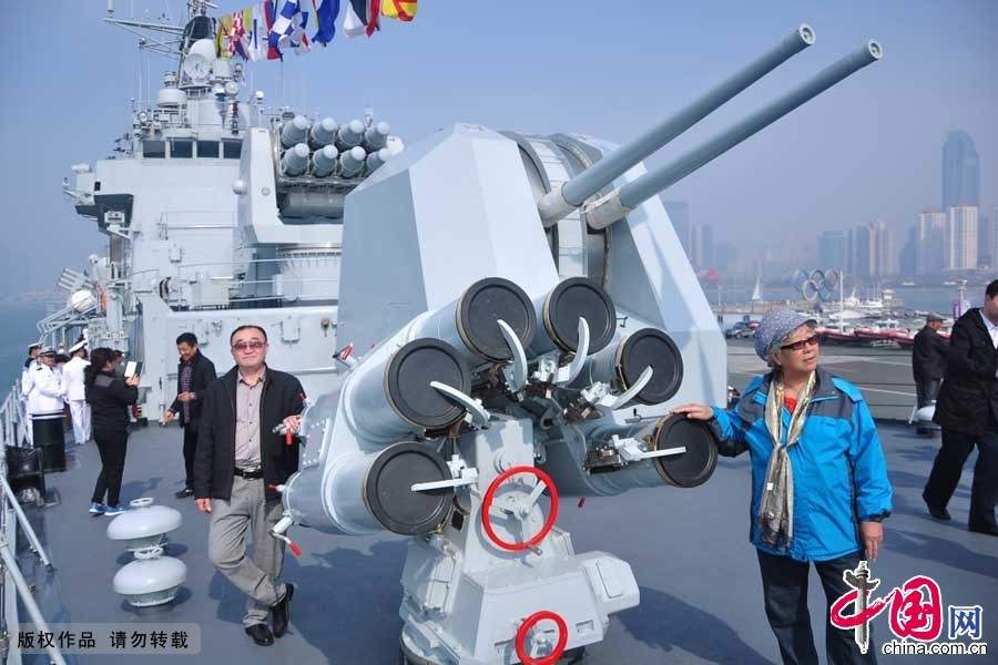  4月23日，青岛市民登上哈尔滨舰参观。中国网图片库 李倩摄