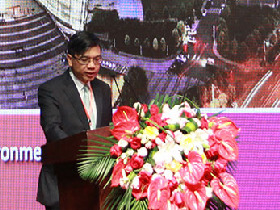 美国AECOM大中华区环境总裁张振明在第三届世界新兴产业大会上作主题演讲。 (段亚英 摄)