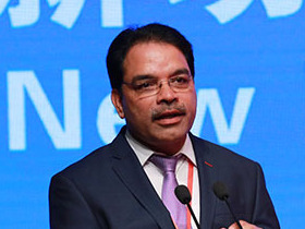 印度塔塔钢铁公司副总裁阿伦•米斯拉在第三届世界新兴产业大会上作主题演讲。(王东海 摄)