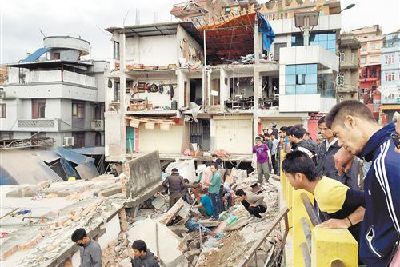 尼泊尔8.1级地震致1100多人遇难(组图)