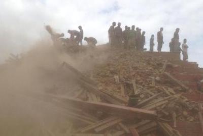 尼泊尔强烈地震致至少1475人遇难 震区受损严重