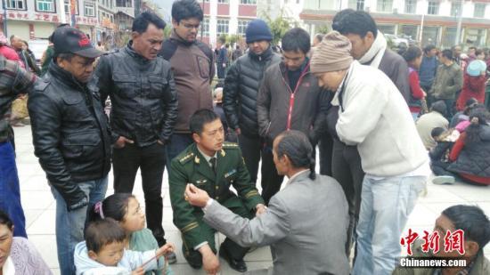 西藏军区成立救灾小组 100官兵进入樟木县灾区