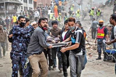 尼泊尔地震西藏多座寺庙古迹受损 国道山体滑坡