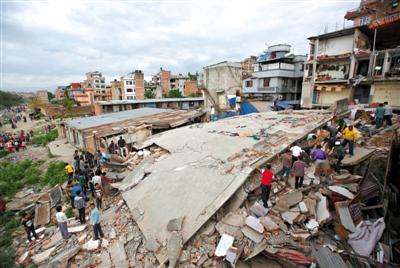 尼泊尔地震西藏多座寺庙古迹受损 国道山体滑坡