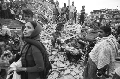 4月25日，在尼泊尔首都加德满都的杜巴广场，人们聚集在被地震损坏的建筑物废墟上。